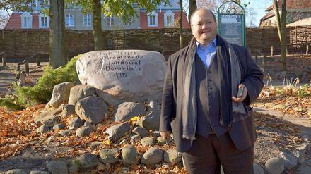 Nils Busch-Petersen (50) ist Hauptgeschäftsführer des Handelsverbands Berlin-Brandenburg. Hier steht er am Gedenkstein für Warenhausgründer Oscar Tietz in Miedzychód in Polen..