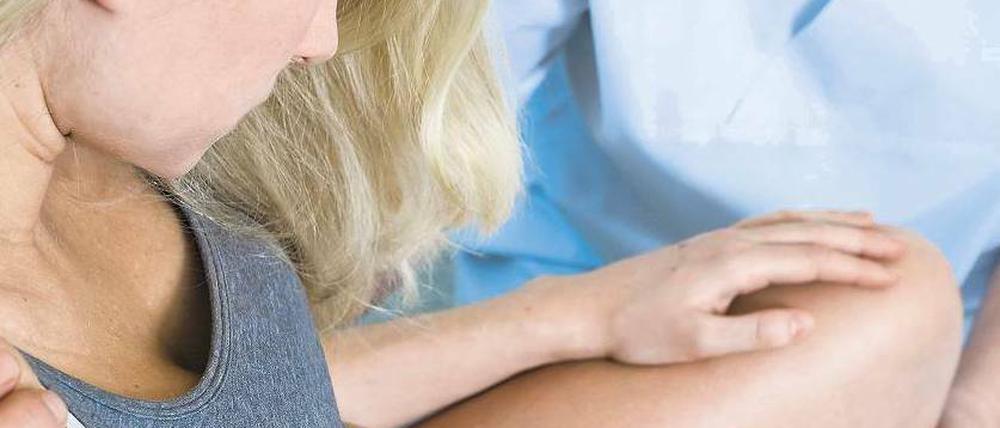 Den Schmerz steuern. Durchgesetzt hat sich inzwischen zwar die PDA. Lachgas bietet aber den Vorteil, dass die Frau selbst flexibel über die Dosis entscheiden kann. Foto: Imago