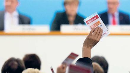 Hände hoch. 165 Ja-Stimmen bekam der 185 Seiten starke Koalitionsvertrag am Montag auf dem Kleinen Parteitag der CDU, für den deren Vorsitzende Angela Merkel mit Nachdruck geworben hatte. Die CSU hat die Beschlüsse bereits gebilligt, am Samstag soll dann auch das Ergebnis des SPD-Mitgliederentscheids feststehen. Foto: Johannes Eisele/AFP