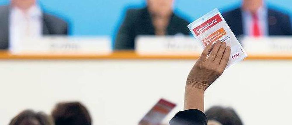 Hände hoch. 165 Ja-Stimmen bekam der 185 Seiten starke Koalitionsvertrag am Montag auf dem Kleinen Parteitag der CDU, für den deren Vorsitzende Angela Merkel mit Nachdruck geworben hatte. Die CSU hat die Beschlüsse bereits gebilligt, am Samstag soll dann auch das Ergebnis des SPD-Mitgliederentscheids feststehen. Foto: Johannes Eisele/AFP