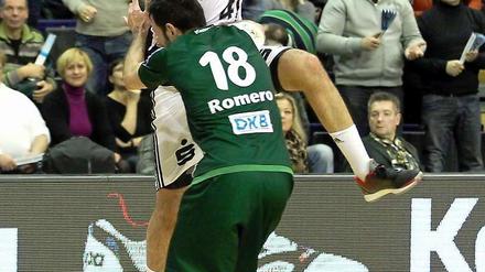 Wucht mit Ball. Kiels Marko Vujin überspringt den Fuchs Iker Romero. 