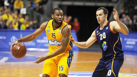 Alba am Ball. Reggie Redding lässt Roms Jimmy Baron keine Chance.