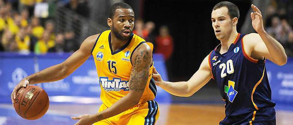 Alba am Ball. Reggie Redding lässt Roms Jimmy Baron keine Chance.