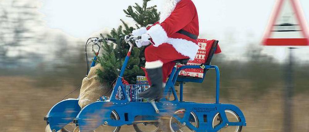 Ungewöhnliche Wege: Weihnachtsmänner müssen erfinderisch sein, um alle Geschenke pünktlich auszuliefern. In Brandenburg bringen sie die Präsente notfalls mit der Draisine. Paketdienste machen weniger Aufhebens. Sie liefern per Auto. Foto: dpa/pa