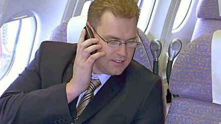 Telefonieren im Flugzeug.