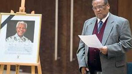 In Trauer. Der Botschafter Südafrikas, Makhenkesi Arnold Stofile, sprach am Freitag in der Vertretung seines Landes.
