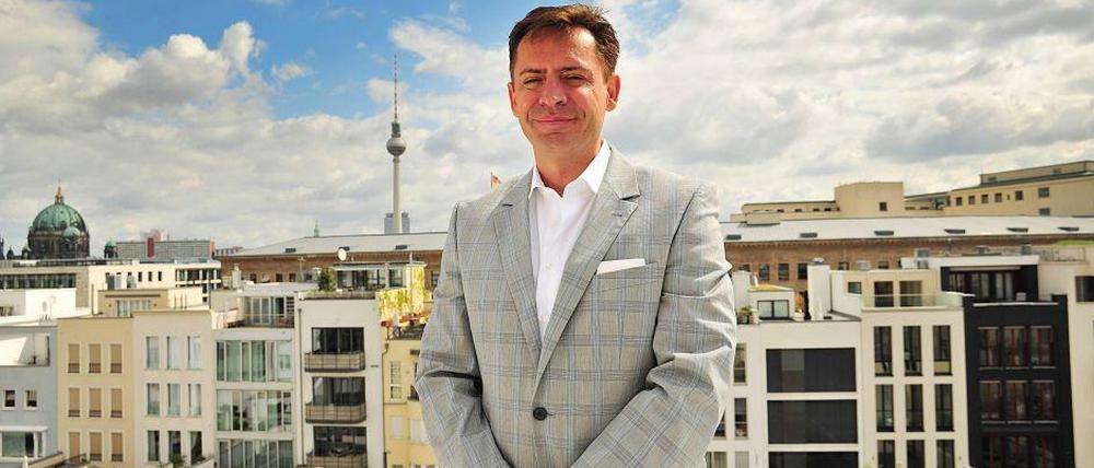 Immobilienunternehmer Maik Uwe Hinkel auf seiner Dachterrasse am Hausvogteiplatz. 