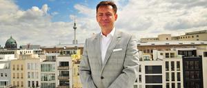 Immobilienunternehmer Maik Uwe Hinkel auf seiner Dachterrasse am Hausvogteiplatz. 