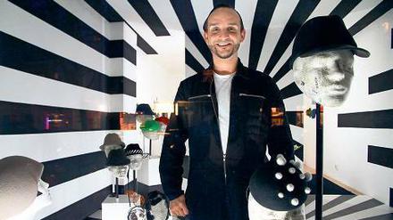 Design in Schwarz-Weiß. Giuseppe Tella in seinem Pop-up-Store. 