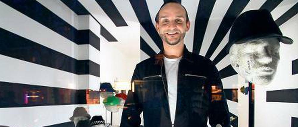 Design in Schwarz-Weiß. Giuseppe Tella in seinem Pop-up-Store. 