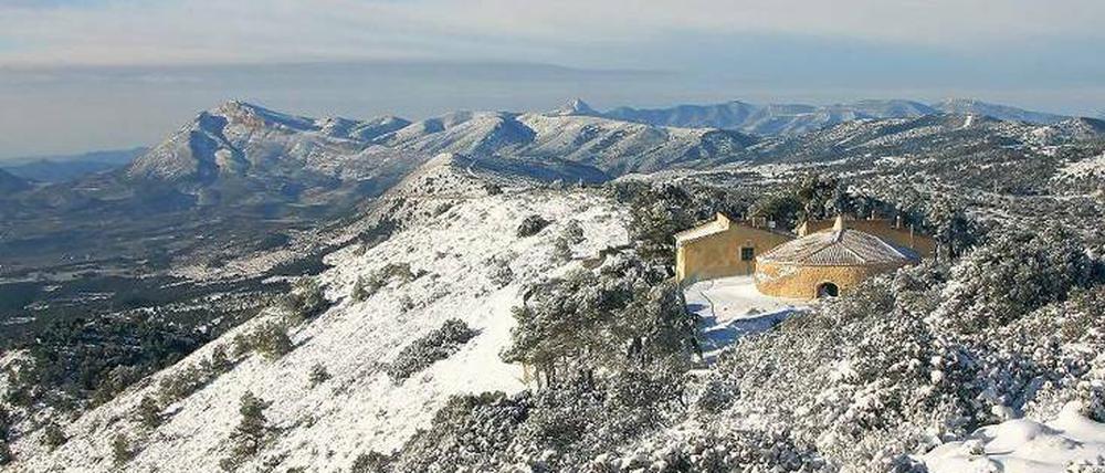 Auf einem Gipfel im Naturpark der Steineichen liegt das Gasthaus Pou de la Neu, eines der historischen Eishäuser der Region Valencia.