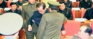 Gedemütigt: Jang Song Thaek (Mitte) wird bei Politbürositzung abgeführt. Foto: Reuters