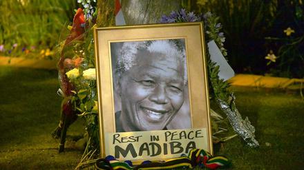 Ruhe in Frieden Mabida, steht auf dem Foto vor Mandelas Haus in Johannesburg. Mabida war Mandelas Clan-Name.