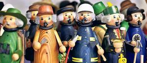 Lustige Qualmer. Handgefertigte Räuchermännchen in vielen Varianten gibt’s auf dem Meißener Weihnachtsmarkt.