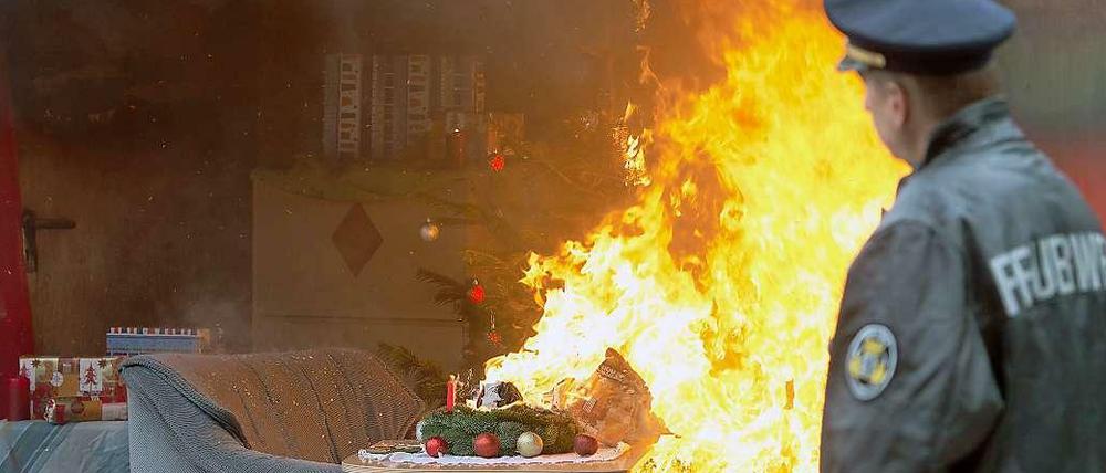Probefeuer: Jedes Jahr demonstriert die Feuerwehr wie hier auf dem Gelände der Mariendorfer Wache, wie schnell ein vergessener Adventskranz zu einer Katastrophe werden kann