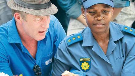 Vereint. Die Versöhnung der Volksgruppen war das wichtigste Anliegen Nelson Mandelas. Vor dem Haus des Verstorbenen trauern weiße und schwarze Südafrikaner nun gemeinsam um ihren Nationalhelden und spenden sich gegenseitig Trost. Foto: Dai Kurokawa/dpa