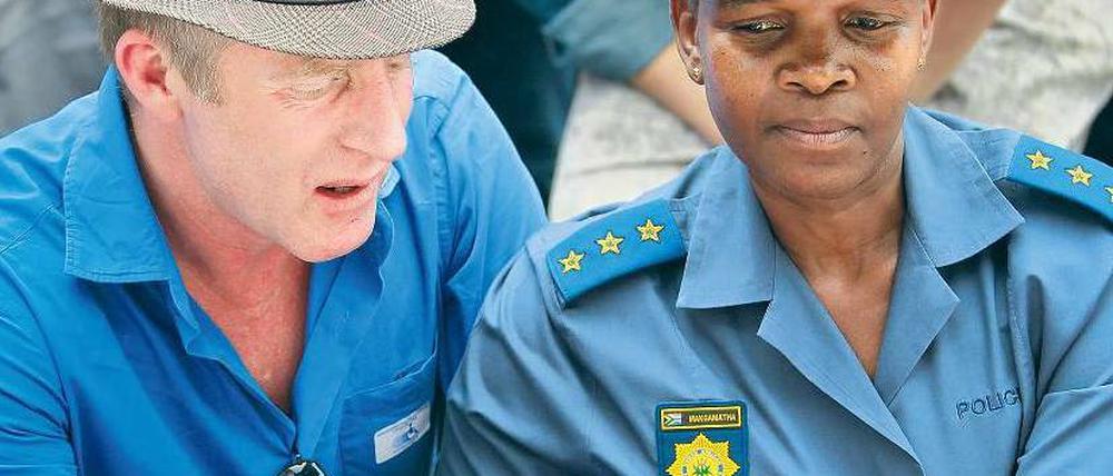 Vereint. Die Versöhnung der Volksgruppen war das wichtigste Anliegen Nelson Mandelas. Vor dem Haus des Verstorbenen trauern weiße und schwarze Südafrikaner nun gemeinsam um ihren Nationalhelden und spenden sich gegenseitig Trost. Foto: Dai Kurokawa/dpa