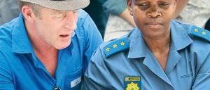 Vereint. Die Versöhnung der Volksgruppen war das wichtigste Anliegen Nelson Mandelas. Vor dem Haus des Verstorbenen trauern weiße und schwarze Südafrikaner nun gemeinsam um ihren Nationalhelden und spenden sich gegenseitig Trost. Foto: Dai Kurokawa/dpa
