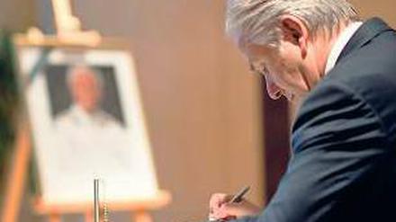 Ein Bild von einem Vorbild. Klaus Wowereit trägt sich in das Kondulenzbuch für Nelson Mandela ein.