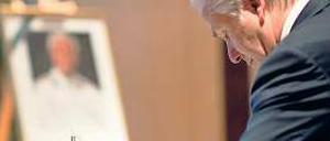 Ein Bild von einem Vorbild. Klaus Wowereit trägt sich in das Kondulenzbuch für Nelson Mandela ein.