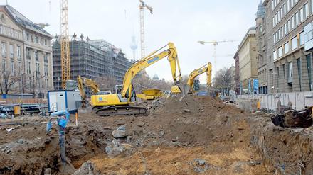 An der U-Bahn-Baustelle an der Straße Unter den Linden wird eifrig gebaut.