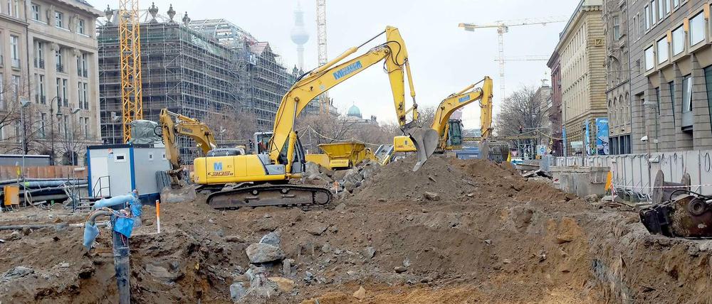 An der U-Bahn-Baustelle an der Straße Unter den Linden wird eifrig gebaut.