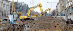 An der U-Bahn-Baustelle an der Straße Unter den Linden wird eifrig gebaut.