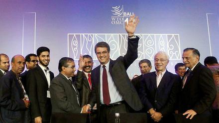 Hand drauf. WTO-Generaldirektor Roberto Azevêdo (winkend) lässt sich in Bali für sein Verhandlungsgeschick feiern.
