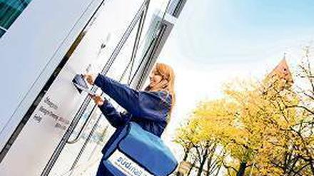 Zugestellt. Bianca Haas macht eine Ausbildung zur Postbotin. Foto: dpa