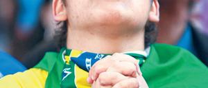 Banger Blick. Brasiliens Fans fürchten bei der Heim-WM nichts mehr als eine Wiederholung des historischen Desasters von 1950. Die potenziell schwere Gegnerschaft in der K.-o.-Runde lässt manchen zittern. Foto: Imago