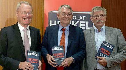 Bei der Präsentation seines Buches "Die Euro-Lügner" im Sommer hatte sich Henkel prominente Unterstützer eingeladen: den britischen Finanzexperten David Marsh (M.) und den früheren Berliner Finanzsenator Thilo Sarrazin (r.). 