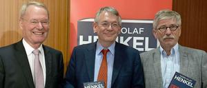 Bei der Präsentation seines Buches "Die Euro-Lügner" im Sommer hatte sich Henkel prominente Unterstützer eingeladen: den britischen Finanzexperten David Marsh (M.) und den früheren Berliner Finanzsenator Thilo Sarrazin (r.). 