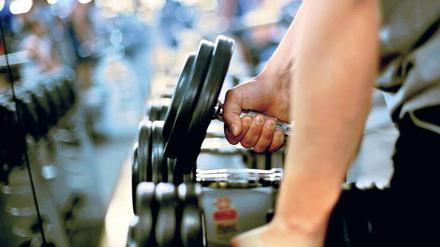 Training zahlt sich aus. Der Markt für Fitnessstudios wächst kontinuierlich. Dabei entstehen viele neue Arbeitsplätze. Um in einem Fitnessstudio Fuß zu fassen, reicht oft anfangs eine Weiterbildung als Fitnesstrainer aus. Die lässt sich mit Spezialisierungen kombinieren – wie Sporternährung oder Ausdauertraining. Foto: dpa