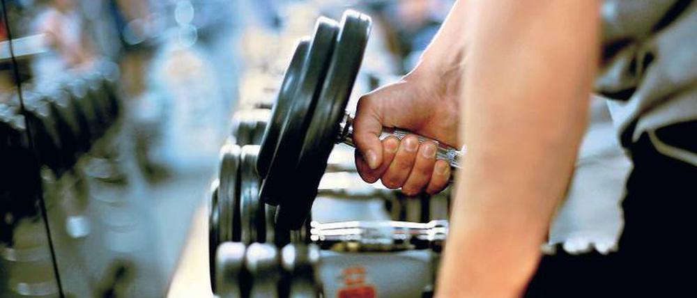 Training zahlt sich aus. Der Markt für Fitnessstudios wächst kontinuierlich. Dabei entstehen viele neue Arbeitsplätze. Um in einem Fitnessstudio Fuß zu fassen, reicht oft anfangs eine Weiterbildung als Fitnesstrainer aus. Die lässt sich mit Spezialisierungen kombinieren – wie Sporternährung oder Ausdauertraining. Foto: dpa