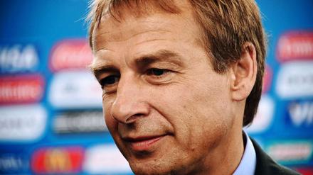 Er guckt ein bisschen bedröppelt. Jürgen Klinsmann spielt mit den USA in einer "Wahnsinnsgruppe".