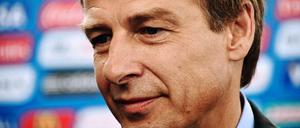 Er guckt ein bisschen bedröppelt. Jürgen Klinsmann spielt mit den USA in einer "Wahnsinnsgruppe".