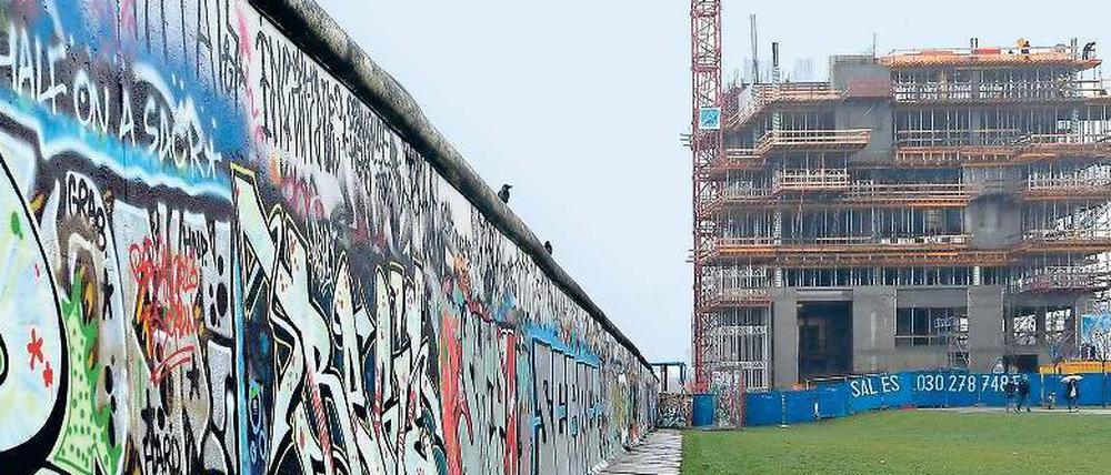 Hochhaus mit Gartenzaun. Das Luxusprojekt „Living Levels“ des umstrittenen Investors Maik Uwe Hinkel an der East Side Gallery überragt die alte Mauer längst.