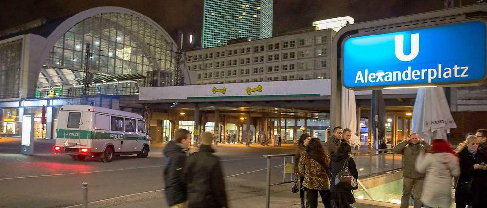 Trotz Polizeipräsenz kommt es am Alexanderplatz nachts zu schlimmen Vorfällen.