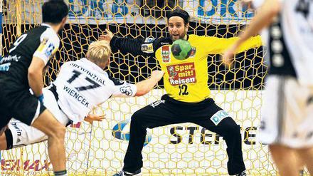 Mit ausgebreiteten Armen. Torhüter Silvio Heinevetter und die Füchse bereiteten dem THW Kiel am Sonntag einen schönen Aufenthalt in der Max-Schmeling-Halle. Die Berliner konnten der guten Leistung des deutschen Handball-Meisters nichts entgegen setzen. 