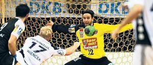 Mit ausgebreiteten Armen. Torhüter Silvio Heinevetter und die Füchse bereiteten dem THW Kiel am Sonntag einen schönen Aufenthalt in der Max-Schmeling-Halle. Die Berliner konnten der guten Leistung des deutschen Handball-Meisters nichts entgegen setzen. 