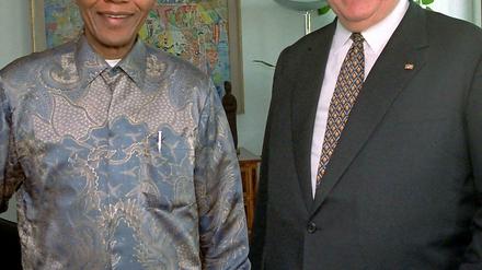 Mandela und Helmut Kohl 1995 beim Staatsbesuch des damaligen Bundeskanzlers in Südafrika.