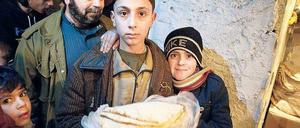 Das Brot des Tages. Noch erhält dieser syrische Flüchtlingsjunge für sich und seine Familie die nötigen Lebensmittel an einer Ausgabestelle des Türkischen Halbmonds. Doch dessen Mittel werden immer knapper. Gerade die Flüchtlinge außerhalb der großen Camps sehen einer ungewissen Zukunft entgegen. Foto: Welthungerhilfe