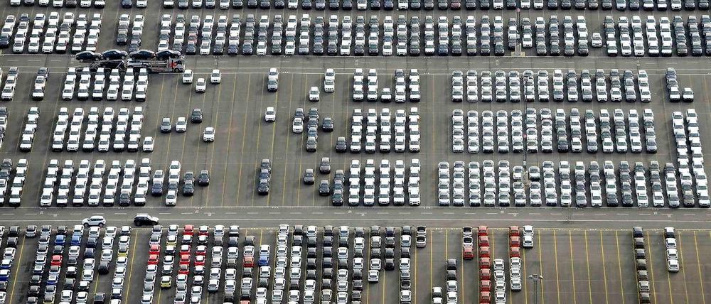 Deutsche Exportschlager. Autos im Hafen von Bremerhaven, die ins Ausland verschifft werden.