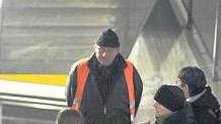 Nach dem Unglück. Mitarbeiter der Bahn informieren an der Friedrichstraße die Fahrgäste über die Unterbrechungen. Foto: dpa