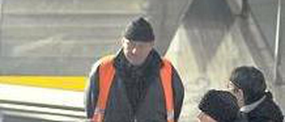 Nach dem Unglück. Mitarbeiter der Bahn informieren an der Friedrichstraße die Fahrgäste über die Unterbrechungen. Foto: dpa
