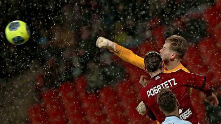 Volltreffer. FSV-Torwart Loris Karius faustet den Ball vor Emanuel Pogatetz aus dem Strafraum.