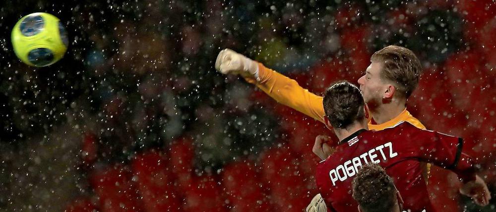 Volltreffer. FSV-Torwart Loris Karius faustet den Ball vor Emanuel Pogatetz aus dem Strafraum.