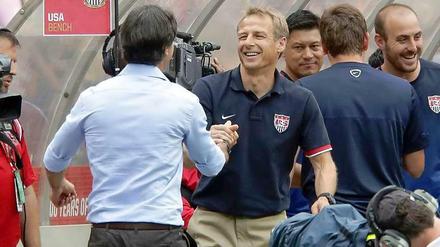 Wiedersehen macht Freude: Joachim Löw (l.) und Jürgen Klinsmann beim Länderspiel USA gegen Deutschland im Sommer 2013.