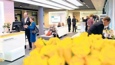 Lounge mit Kaffeeautomat. Die Commerzbank will „Gastgeber“ ihrer Kunden sein – wie in der Testfiliale in Charlottenburg. 