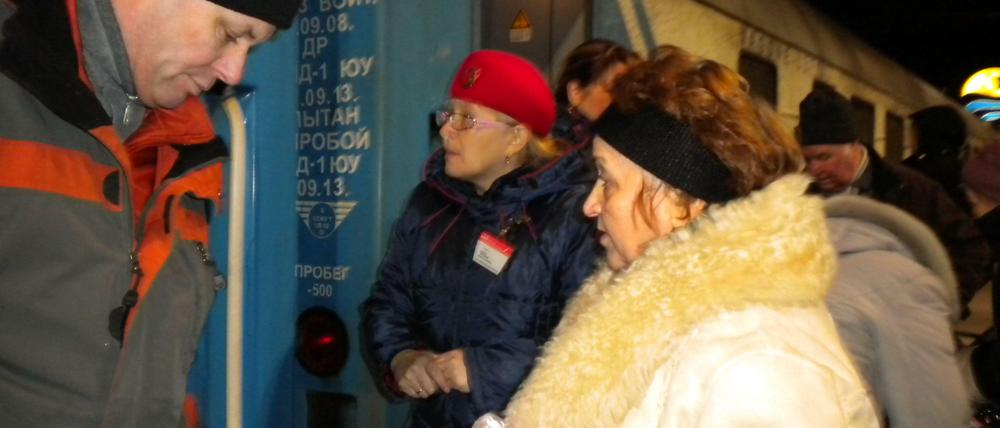 Kurswagen nach Sibirien. Bis Mittwoch sind Reisende und Schaffnerin unterwegs.